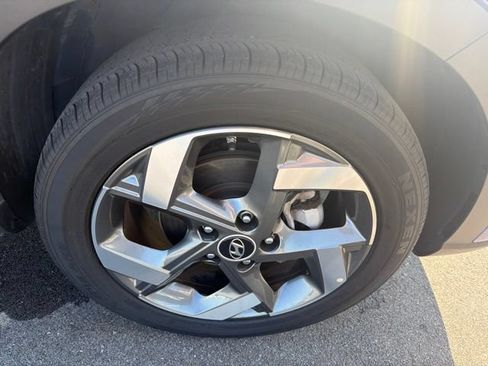 Used 2025 Hyundai Venue SEL FWD image 4