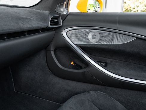 Used 2025 McLaren Artura Spider image 32