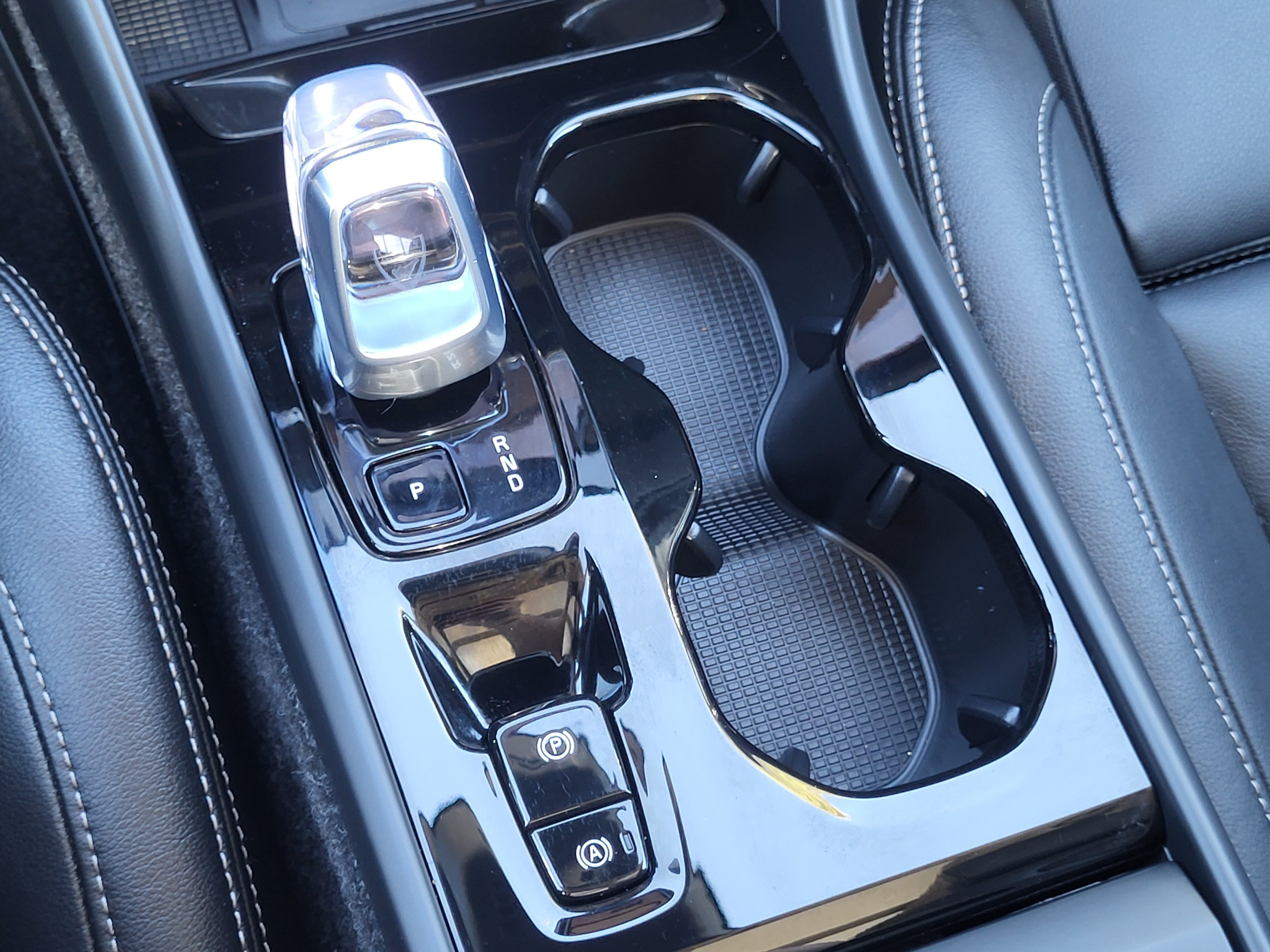 Certified 2026 Volvo XC40 B5 Plus AWD/4WD image 21