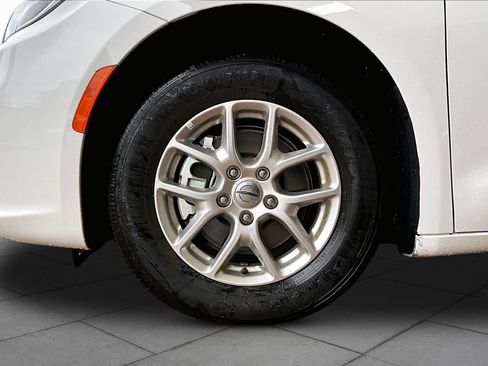 Used 2025 Chrysler Pacifica Select FWD image 9