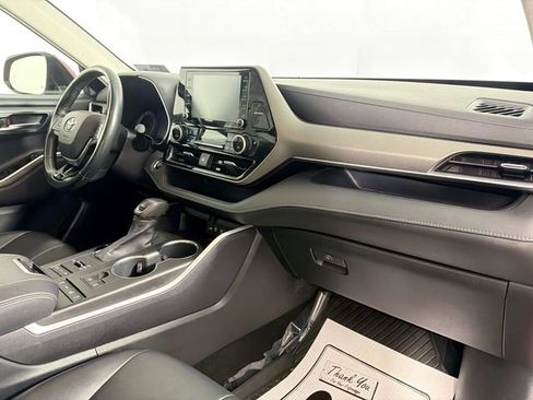 Used 2020 Toyota Highlander XLE image 32