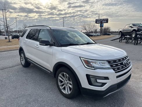 Used 2017 Ford Explorer XLT w/ Equipment Group 202A image 3