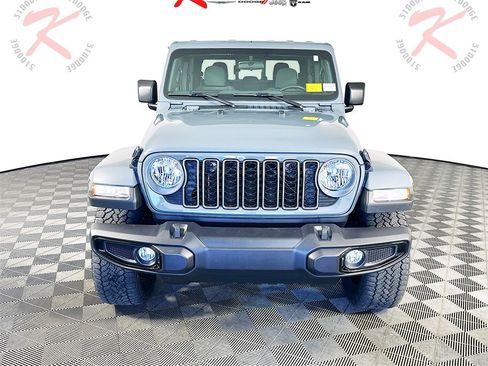 Used 2025 Jeep Gladiator Sport image 2