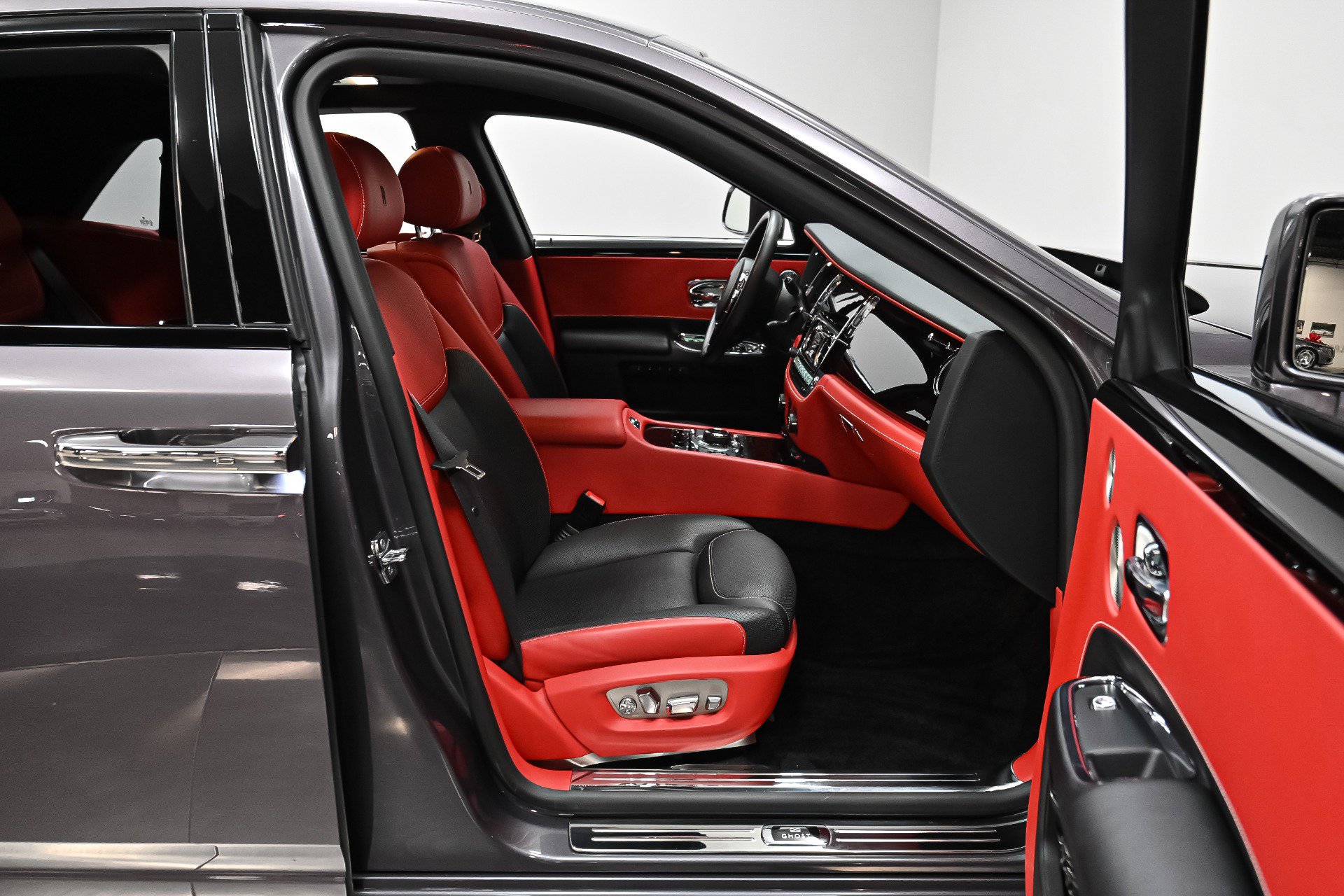 Used 2017 Rolls-Royce Ghost RWD image 51