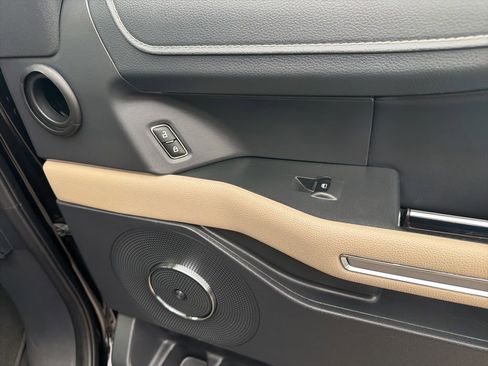 Used 2024 Ford Expedition Limited image 31