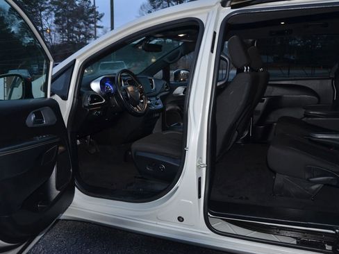 Used 2021 Chrysler Pacifica Touring w/ S Appearance Package image 38