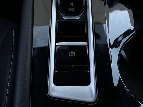 Used 2025 Volkswagen Atlas Cross Sport SE image 22