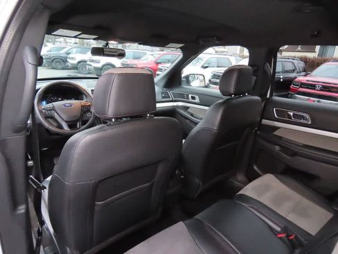 Used 2017 Ford Explorer XLT w/ Equipment Group 202A image 14