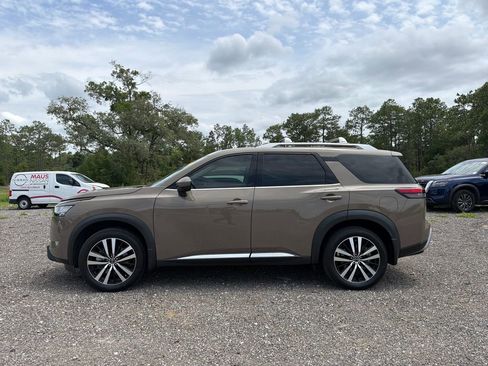 Used 2024 Nissan Pathfinder Platinum FWD image 2