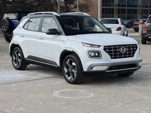 Used 2022 Hyundai Venue Limited image 7