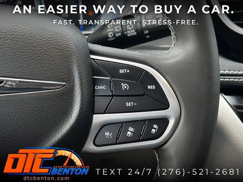Used 2023 Chrysler Pacifica Touring-L AWD/4WD image 13