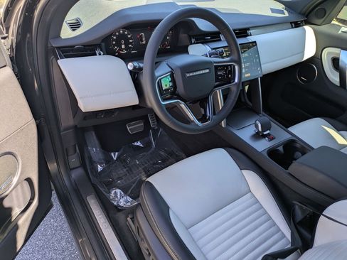 Used 2025 Land Rover Discovery Sport Dynamic SE image 9