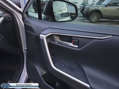 Used 2020 Toyota RAV4 Limited image 32