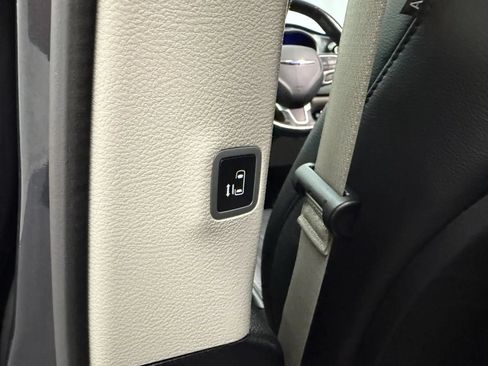 Used 2020 Chrysler Pacifica Touring-L FWD image 25