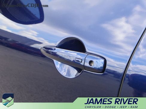 Used 2025 Nissan Pathfinder SV FWD image 21