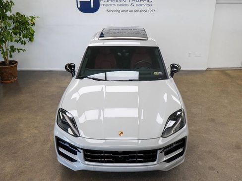Used 2025 Porsche Cayenne GTS AWD/4WD image 32