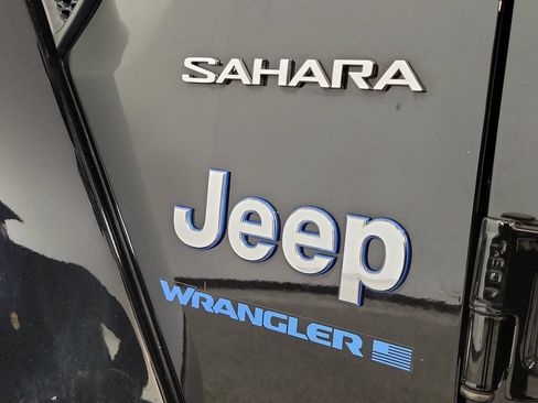 Used 2023 Jeep Wrangler Unlimited Sahara AWD/4WD image 8