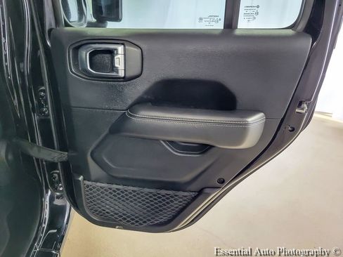 Used 2018 Jeep Wrangler Unlimited Sahara AWD/4WD image 18