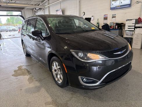 Used 2018 Chrysler Pacifica Touring Plus w/ Tire & Wheel Group FWD image 2