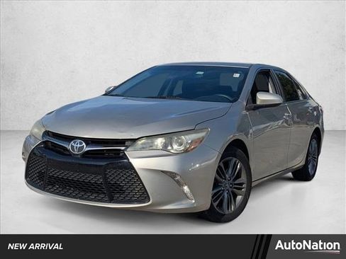 Used 2017 Toyota Camry SE image 1