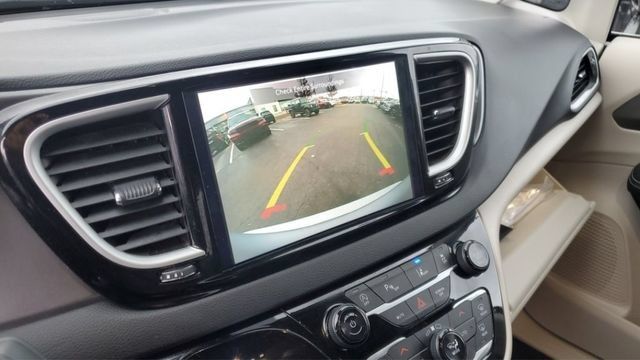 Used 2024 Chrysler Pacifica Touring-L FWD image 16