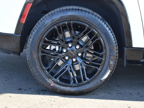 Used 2025 Jeep Wagoneer L Series II w/ Premium Group I image 13