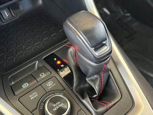 Used 2021 Toyota RAV4 SE w/ Weather & Moonroof Package AWD/4WD image 28
