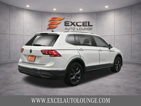 Used 2022 Volkswagen Tiguan SE w/ Panoramic Sunroof Package FWD image 9