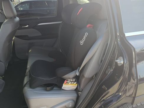 Used 2019 Toyota Highlander XLE AWD/4WD image 6