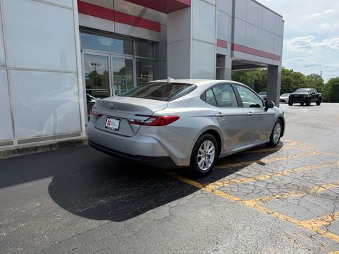 Used 2025 Toyota Camry LE FWD image 5