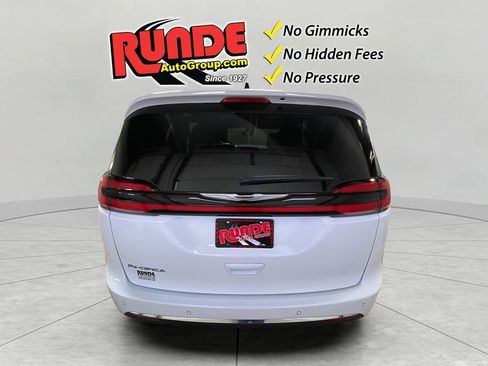 Used 2025 Chrysler Pacifica Select image 5