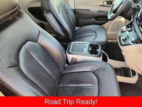 Used 2024 Chrysler Pacifica Touring-L FWD image 21