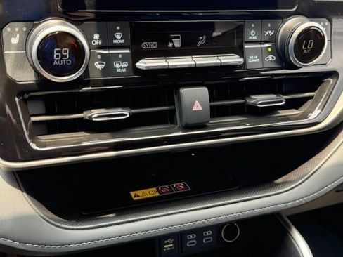 Used 2025 Toyota Highlander XLE FWD image 26