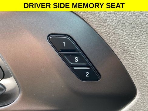Used 2023 Chrysler Pacifica Touring-L FWD image 14