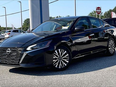 Used 2025 Nissan Altima 2.5 SV FWD image 3