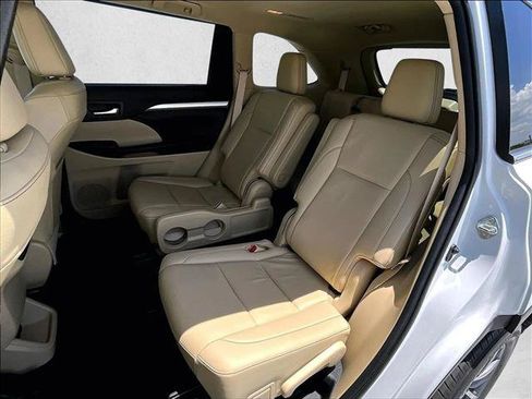 Used 2019 Toyota Highlander XLE FWD image 28