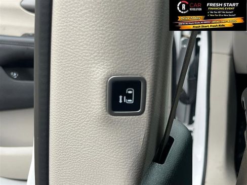 Used 2024 Chrysler Pacifica Limited FWD image 37