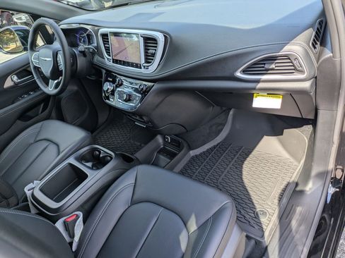 New 2026 Chrysler Pacifica Select image 28