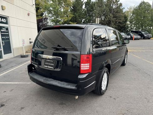 Used 2008 Chrysler Town & Country Touring FWD image 13