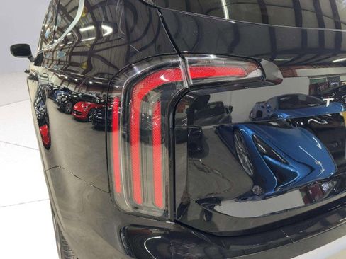 Used 2025 Kia Telluride EX w/ EX Captain's Chair Package image 12