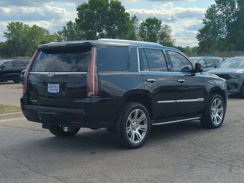 Used 2017 Cadillac Escalade Luxury AWD/4WD image 3