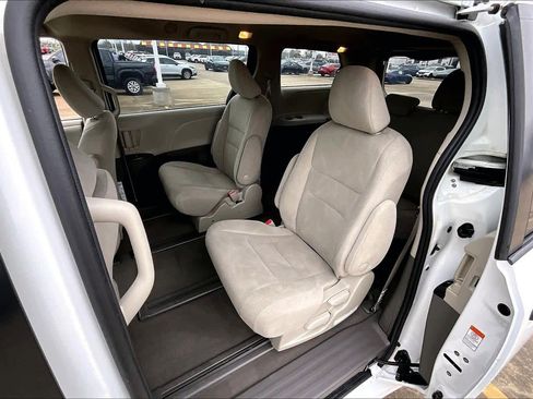 Used 2020 Toyota Sienna L image 18