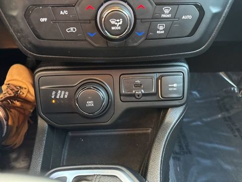 Used 2018 Jeep Renegade Latitude w/ Cold Weather Group AWD/4WD image 14