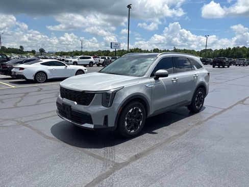 Used 2024 Kia Sorento S w/ Panoramic Sunroof Package FWD image 4