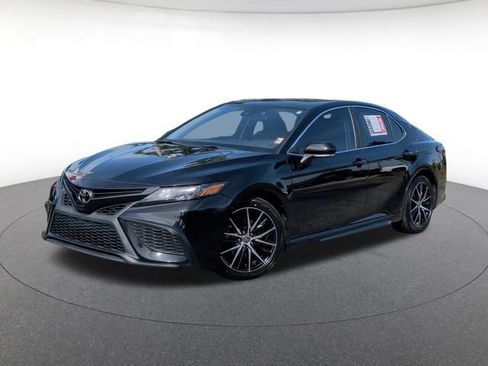Used 2022 Toyota Camry SE FWD image 1