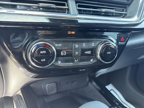 Used 2025 Chevrolet Trax RS w/ Sunroof Package FWD image 19