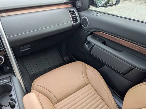 Used 2024 Land Rover Discovery Dynamic SE AWD/4WD image 18