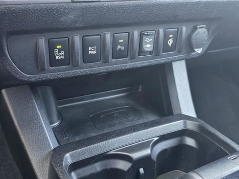 Used 2016 Toyota Tacoma TRD Off-Road w/ Premium & Technology Package RWD image 18