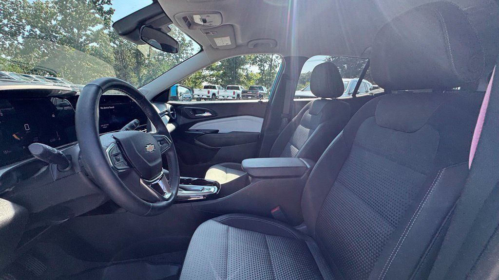 Used 2026 Chevrolet Trax LT w/ LT Convenience Package FWD image 17