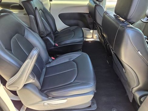Used 2024 Chrysler Pacifica Limited FWD image 14
